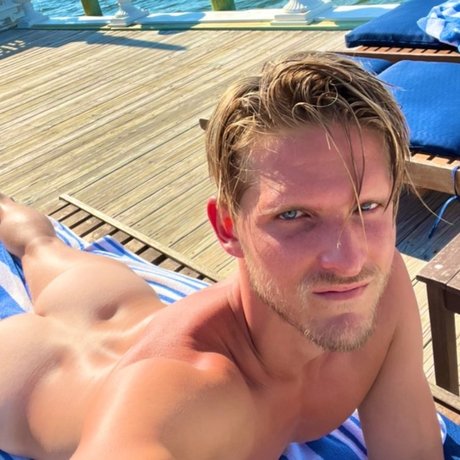 Naakte gelekte OnlyFans-foto van Reed Erotica