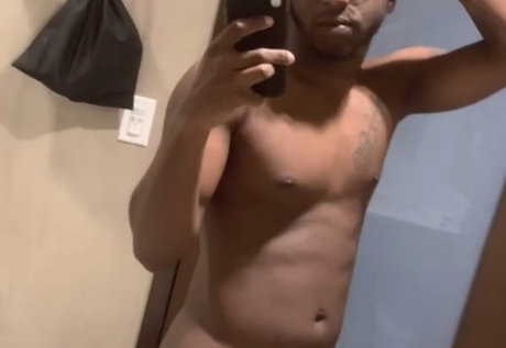 Naakte gelekte OnlyFans-foto van Omegasheen