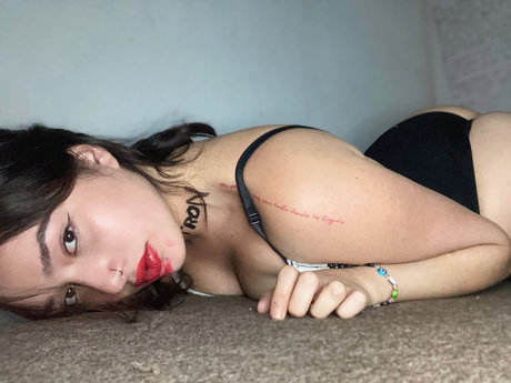 Naakte gelekte OnlyFans-foto van Roslyn Shalala