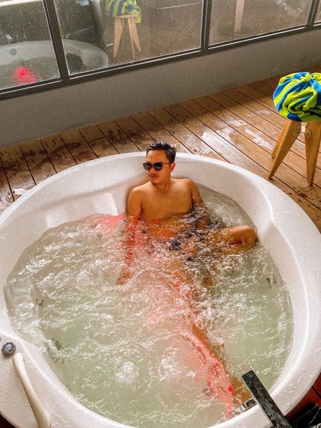 Naakte gelekte OnlyFans-foto van Austin Aw 