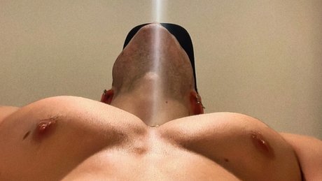 Naakte gelekte OnlyFans-foto van Romeohomo