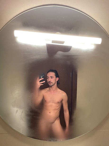 Naakte gelekte OnlyFans-foto van Romeo  Bottom  Boy In The Mirror