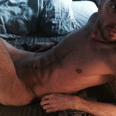 Naakte gelekte OnlyFans-foto van Romantic Ampamp Kinky