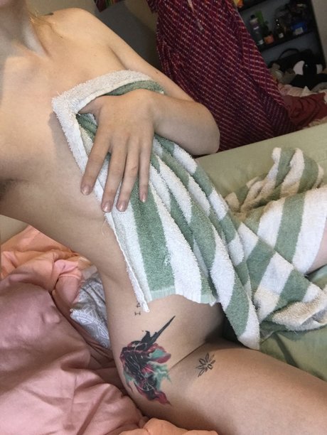 Naakte gelekte OnlyFans-foto van Rogue Unicorn