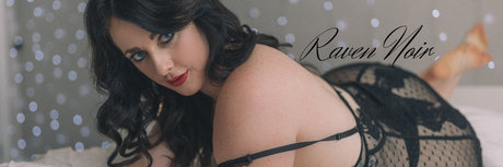 Naakte gelekte OnlyFans-foto van Kinky Cosplay Raven