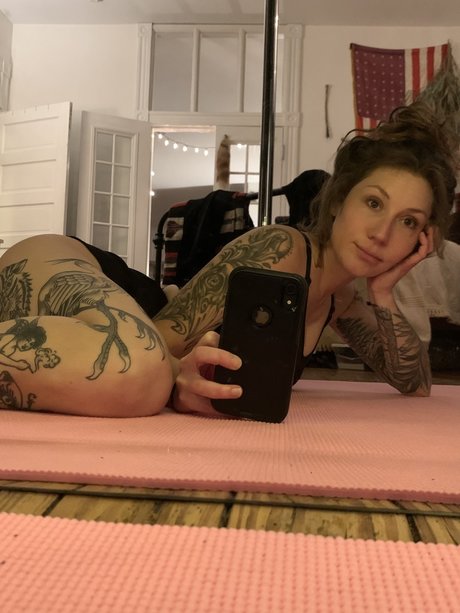 Naakte gelekte OnlyFans-foto van Lou 
