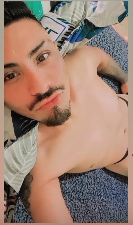 Naakte gelekte OnlyFans-foto van El Hiro Kawai