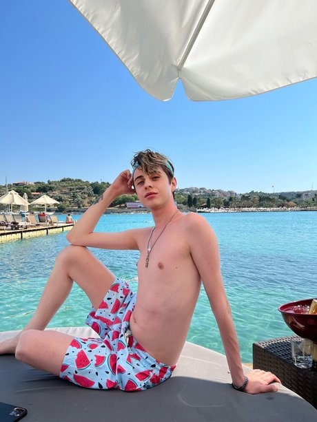 Naakte gelekte OnlyFans-foto van Rzgar Ozan Dikici
