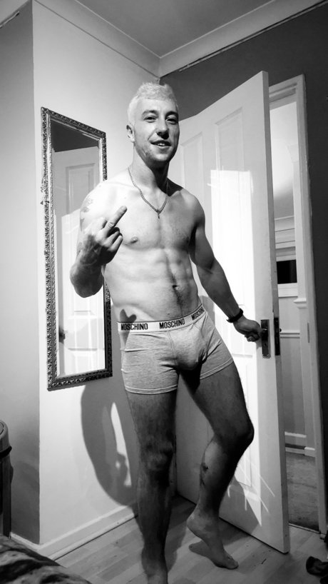 Naakte gelekte OnlyFans-foto van Russell Tilbury