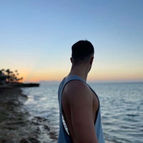 Naakte gelekte OnlyFans-foto van Adam Rus