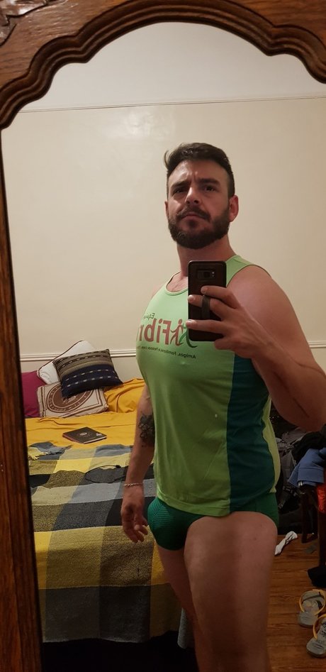 Naakte gelekte OnlyFans-foto van Rugbybeardclub