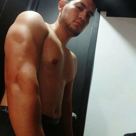 Naakte gelekte OnlyFans-foto van Fabian Rubio