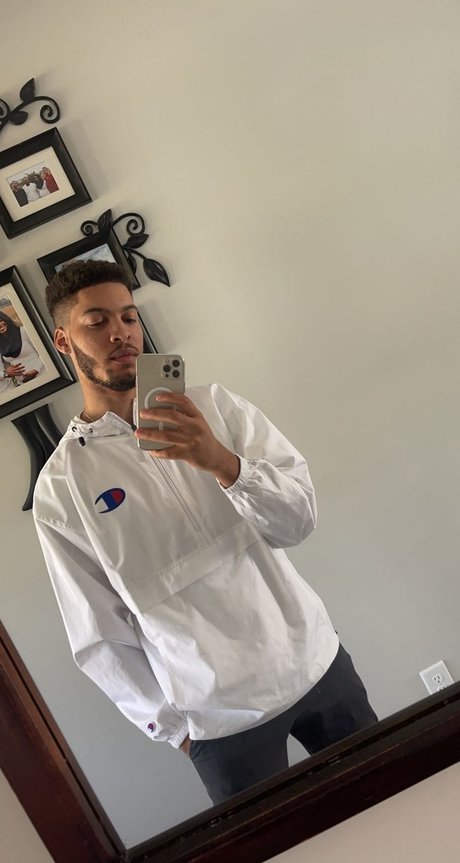 Naakte gelekte OnlyFans-foto van Rowland Romeo