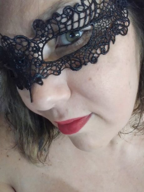Naakte gelekte OnlyFans-foto van Rouge