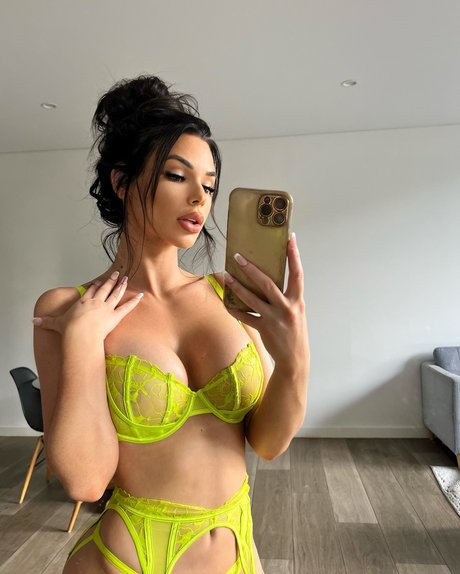 Naakte gelekte OnlyFans-foto van Rosie Terre