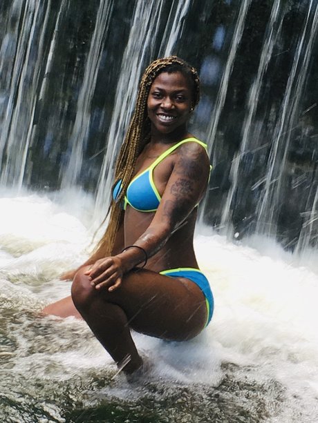 Naakte gelekte OnlyFans-foto van Dark Chocolate