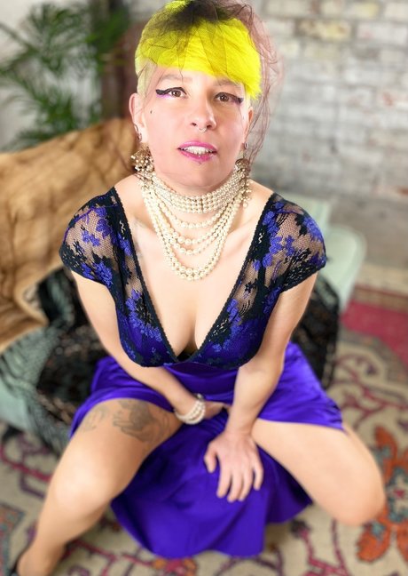 Naakte gelekte OnlyFans-foto van Mistress May I