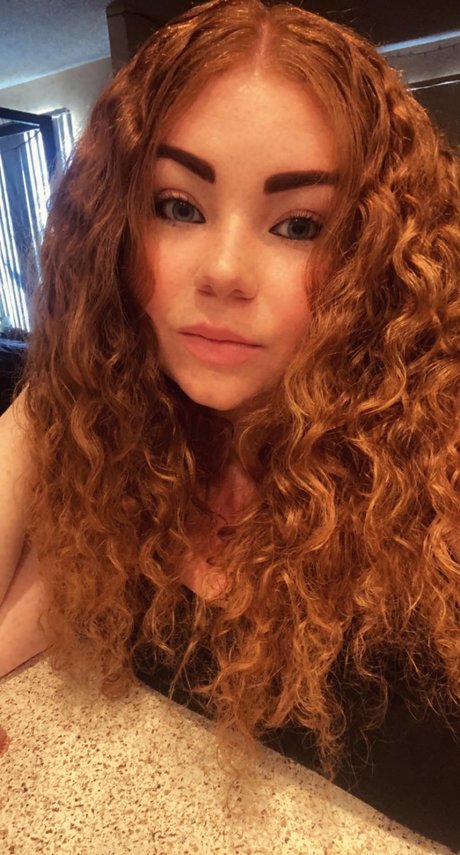 Naakte gelekte OnlyFans-foto van Fireyredhead