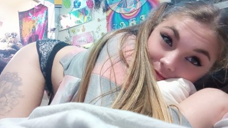Naakte gelekte OnlyFans-foto van Rose Pink Monique 