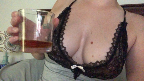 Naakte gelekte OnlyFans-foto van Rosehotwife