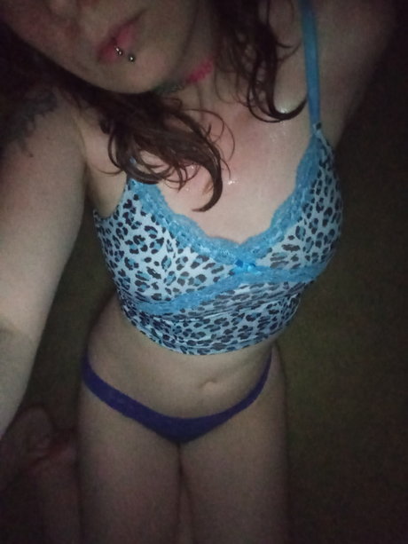 Naakte gelekte OnlyFans-foto van Vampire Kisses 