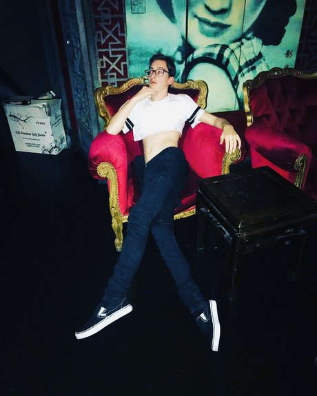 Naakte gelekte OnlyFans-foto van Sam Angel
