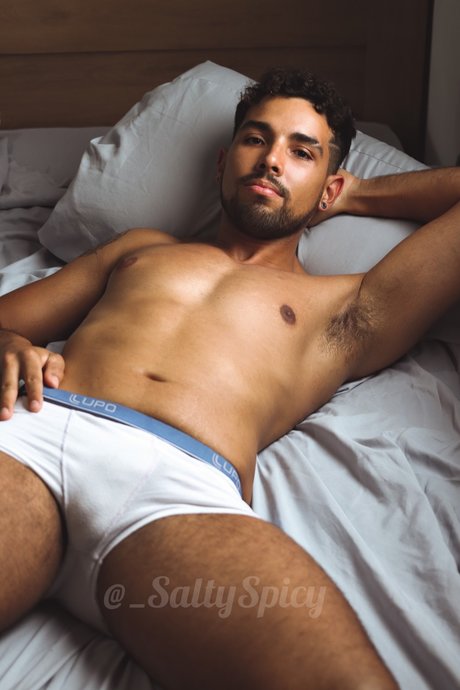 Naakte gelekte OnlyFans-foto van Fah
