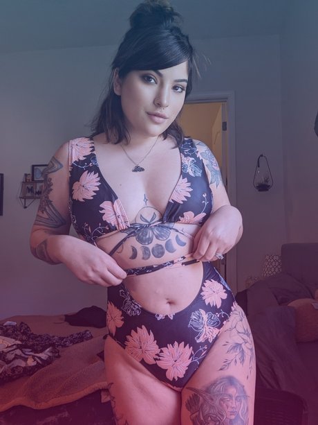 Naakte gelekte OnlyFans-foto van Salem Equinox