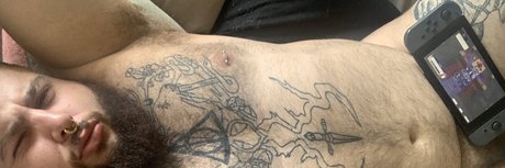 Naakte gelekte OnlyFans-foto van Saint Dionysos