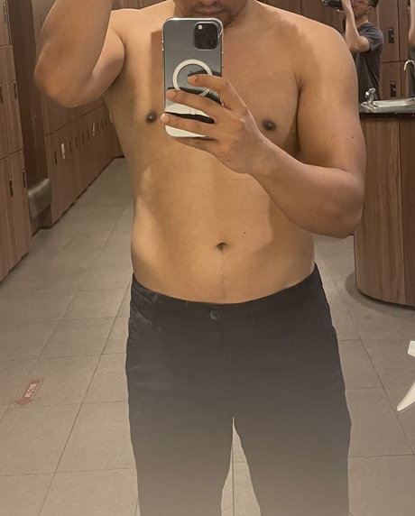 Naakte gelekte OnlyFans-foto van Mr Saiko Seks