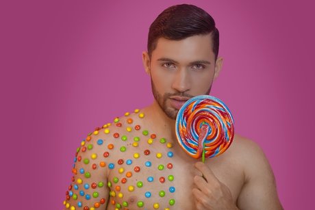 Naakte gelekte OnlyFans-foto van Wiston Saduy