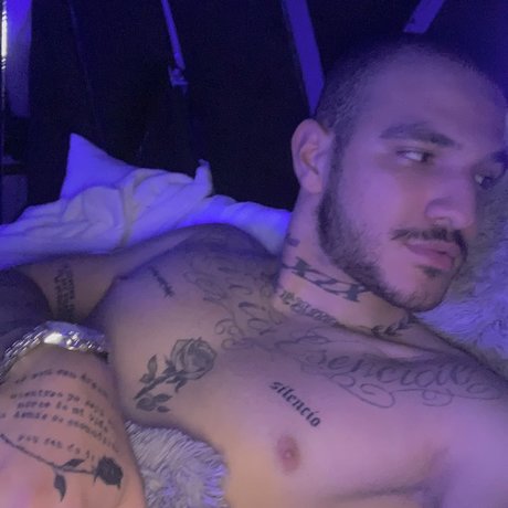 Naakte gelekte OnlyFans-foto van Sadosantos