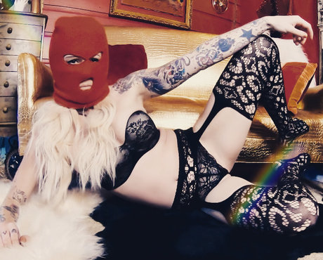 Naakte gelekte OnlyFans-foto van Sacredrebelgirl