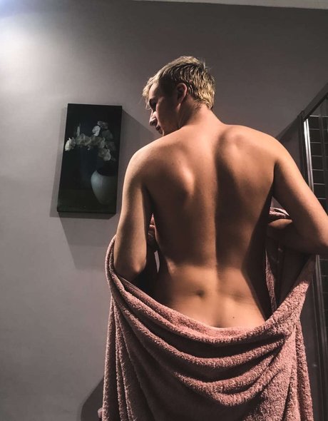 Naakte gelekte OnlyFans-foto van Ryland