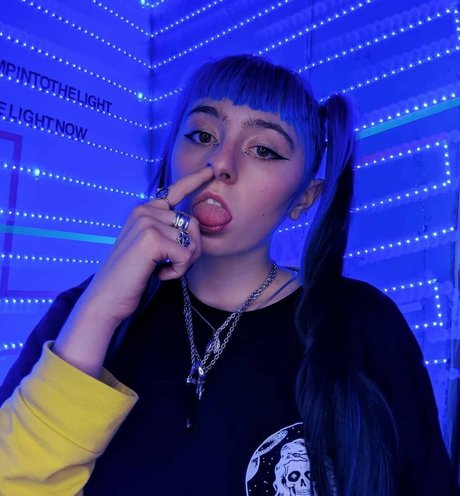 Naakte gelekte OnlyFans-foto van Ashnikko