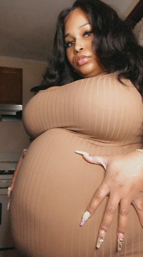 Naakte gelekte OnlyFans-foto van Bigbellyjudy