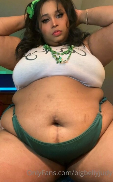 Naakte gelekte OnlyFans-foto van Bigbellyjudy