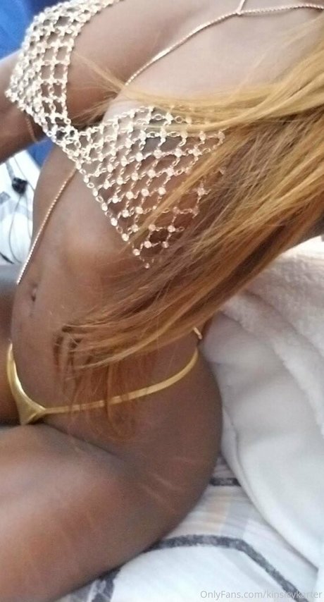 Naakte gelekte OnlyFans-foto van Kinsleykarter