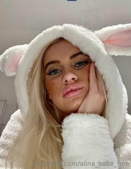 Naakte gelekte OnlyFans-foto van Cutealinaa
