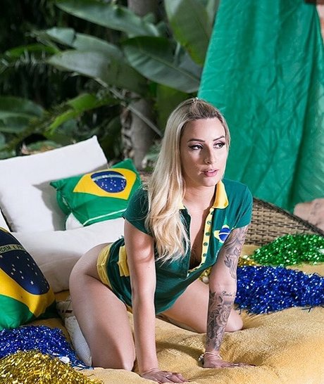 Naakte gelekte OnlyFans-foto van Jenifer Lol