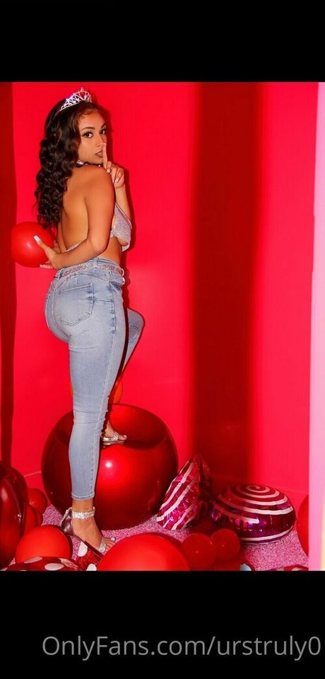 Naakte gelekte OnlyFans-foto van Urstrulyali