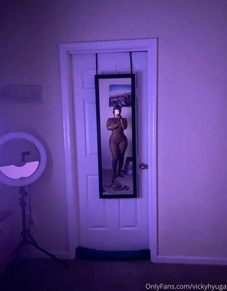 Naakte gelekte OnlyFans-foto van Vickyhyuga