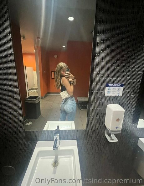 Naakte gelekte OnlyFans-foto van Tsindicapremium