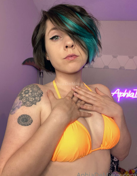 Naakte gelekte OnlyFans-foto van Aphiademieuxpublic