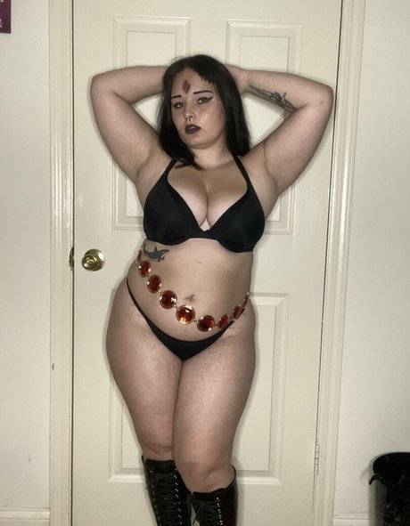 Naakte gelekte OnlyFans-foto van Angela Cordelia