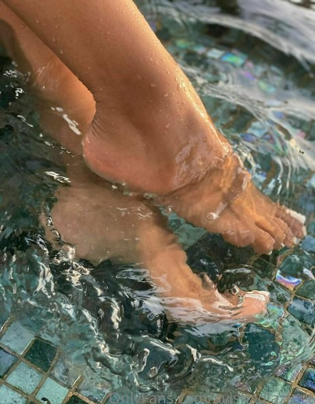 Naakte gelekte OnlyFans-foto van Ayishadiazfeet