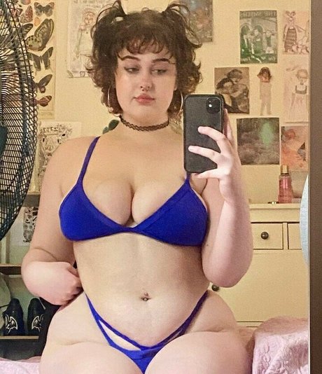 Naakte gelekte OnlyFans-foto van Milabloomoo