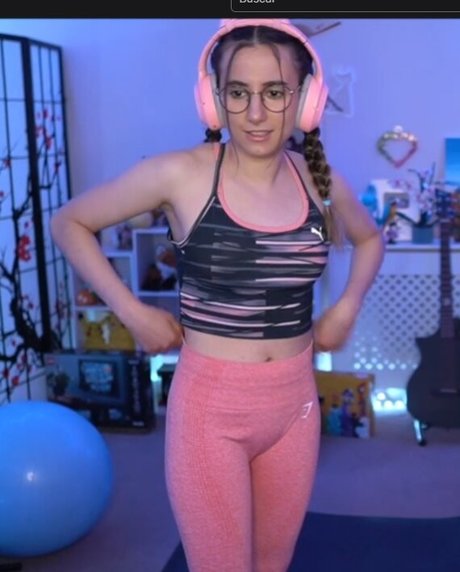 Naakte gelekte OnlyFans-foto van Millie Mossiae