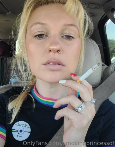 Naakte gelekte OnlyFans-foto van Smokingprincessof