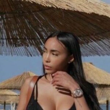 Naakte gelekte OnlyFans-foto van Paola Henriquez